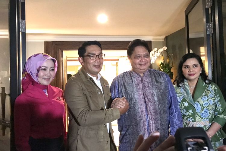 Gubernur Jawa Barat Ridwan Kamil bersama Ketua Umum Partai Golkar Airlangga Hartarto saat ditemui di rumah dinas Airlangga di Jalan Widya Chandra, Jakarta Selatan, Minggu (15/5/2022)