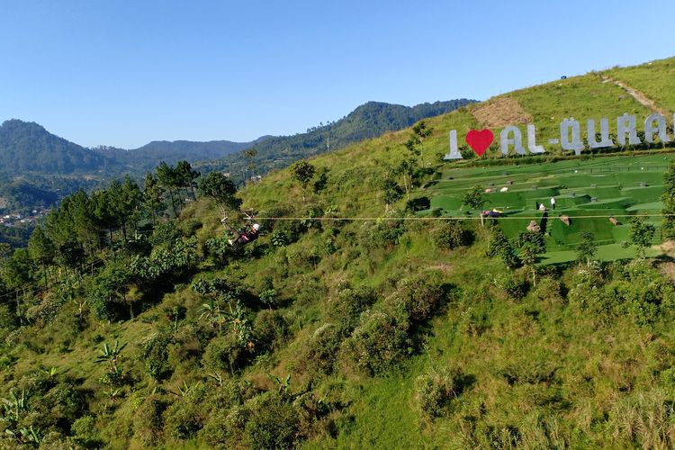 Seorang pengunjung tengah menikmati wahana Flying Fox di Cicalengka Dreamland pada Rabu (19/7/2023). Flying Fox tersebut merupakan wahana Flying Fox terpanjang ke dua di Indonesia dan terpanjang ke empat di Asia Tenggara.