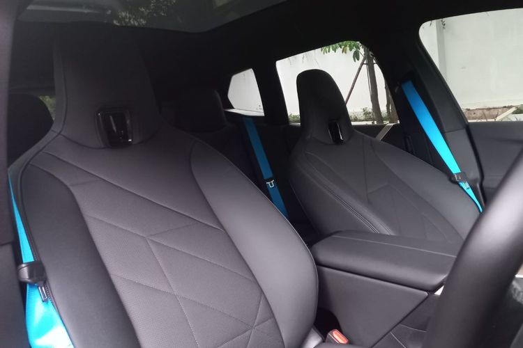 Interior SUV listrik BMW iX xDrive50 Sport