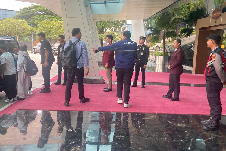 Pelatih Timnas Indonesia, John Herdman, tiba di Indonesia bersama dengan keluarganya