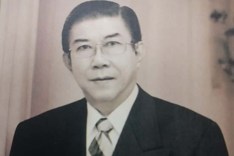 Kahar Tjandra, sosok di balik kehadiran Betadine di Indonesia sejak 1980. Dari ruang sempit di Kebayoran Lama, ia membangun warisan kecil yang menyembuhkan jutaan luka masyarakat.