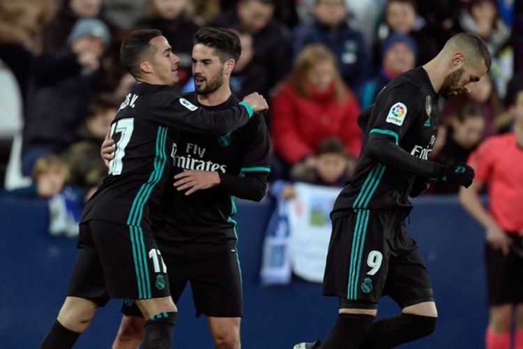 Pemain sayap Real Madrid, Lucas Vazquez (kiri), berpelukan dengan Isco, setelah mencetak gol ke gawang Leganes dalam laga Liga Spanyol di Stadion Municipal de Butarque, Leganes, pada 21 Februari 2018.