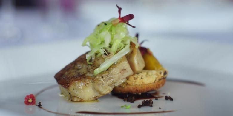 Seared Foie Gras with Pomegranate Cherry Reduction, Apple, Brioche Crumble, Cabbage Truffle and Mango Chutney. Menu ini disajikan salah satu dari enam chef terkenal dari 6 restoran terpandang di Ubud, Kabupaten Gianyar, Bali, dalam acara Ubud Chefs? Collaboration Lunch, Sabtu (11/4/2015).