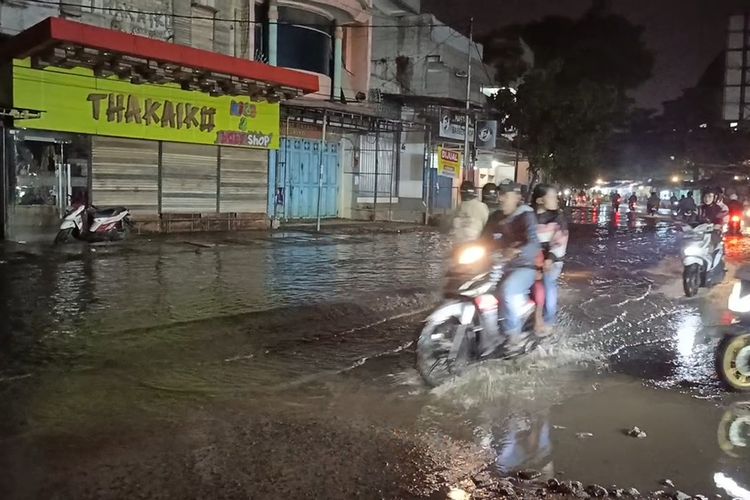 Banjir Berangsur Surut, Arus Lalu Lintas di Dayeuhkolot Mulai Pulih
