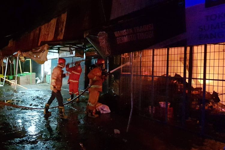 Petugas Damkar Banyumas dan Cilacap memadamkan kebakaran di Pasar Sumpiuh, Kabupaten Banyumas, Jawa Tengah, Rabu (17/11/2021) dini hari.
