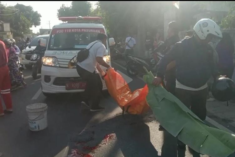 Seorang ibu asal Pasuruan tewas di jalan usai terjatuh dan tertabrak motor lainnya, Rabu (06/08/2025) 
