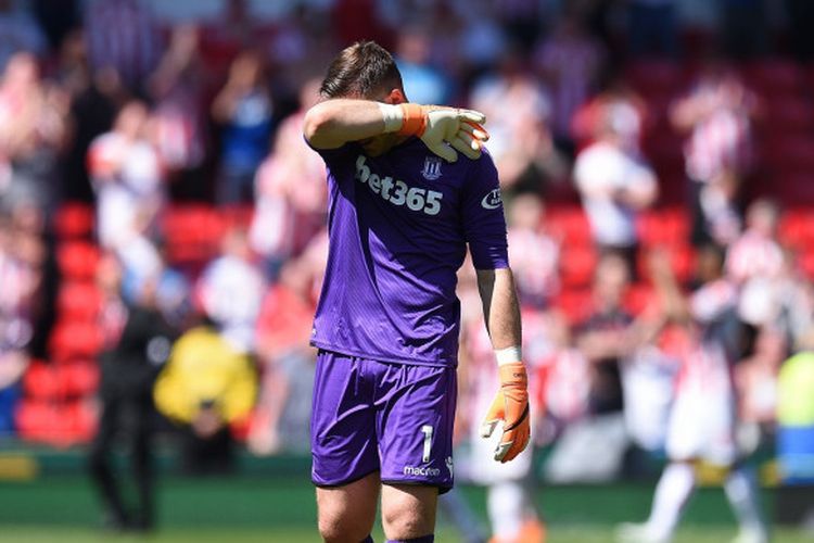 Kiper Stoke City, Jack Butland, meninggalkan lapangan sambil menangis setelah gagal menyelamatkan klubnya dari degradasi usai kalah 1-2 dari Crystal Palace, Sabtu (5/5/2018) di Bet365 Stadium.