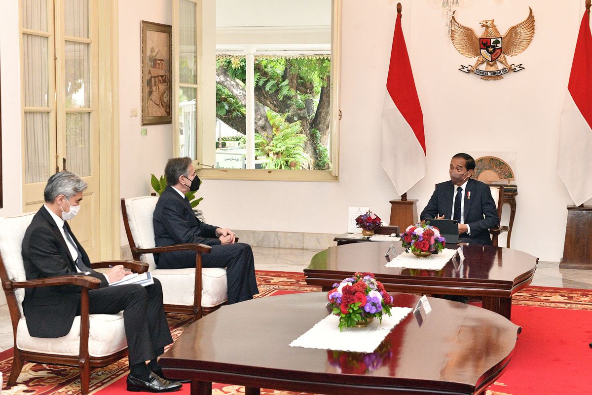 Indonesia's President Joko Widodo (right) receives a courtesy call from US Secretary of State Antony Blinken (2nd-left) at the Merdeka Palace in Jakarta on Monday, Dec. 13, 2021. Also present is US Ambassador to Indonesia Sung Y. Kim (left). ANTARA FOTO/Dok. Setpres/Agus Suparto/handout/wsj.