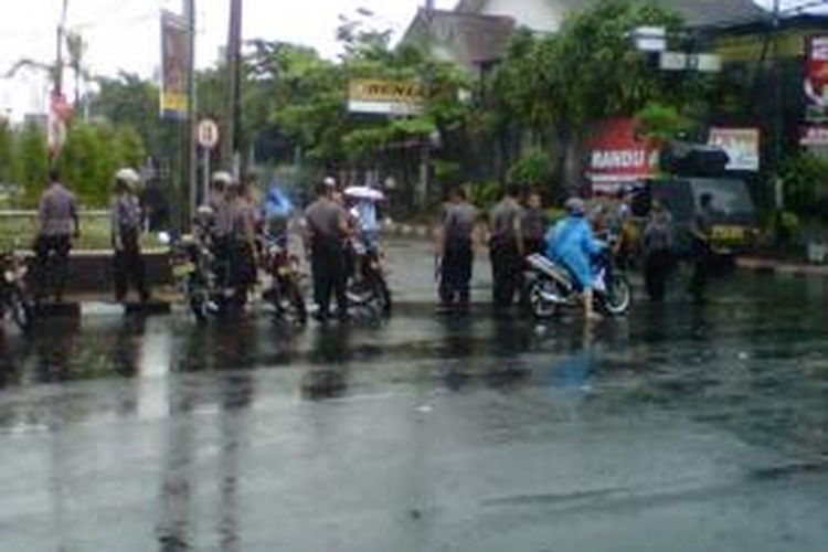 Polisi mengamankan perempatan Ngabean yang menjadi lokasi bentrokan antara massa PDIP dengan sekelompok orang berjaket hitam, Sabtu (5/4/2014).