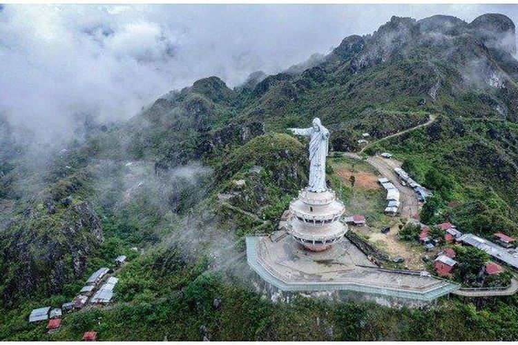 Patung Yesus Buntu Burake, Tana Toraja, Sulawesi Selatan.