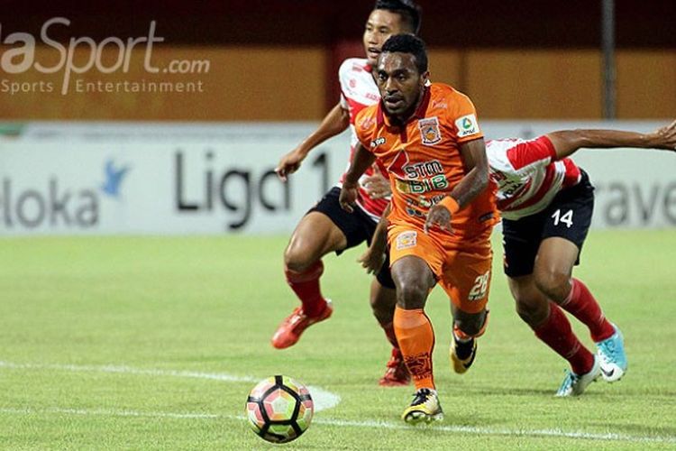 Aksi gelandang Pusamania Borneo FC, Terens Puhiri, saat menggiring bola dalam laga pekan ke-29 Liga 1 melawan Madura United di Stadion Ratu Pamellingan Pamekasan, Jawa Timur, Jumat (13/10/2017) malam.