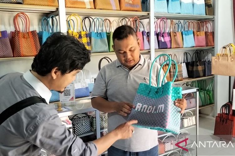 Tas kuralin bag dan pemilik toko Ricky Ramico.