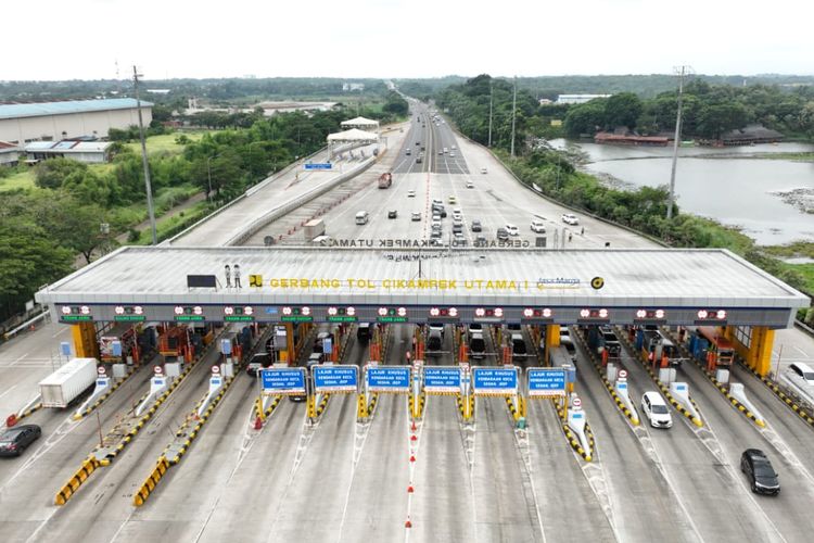 Lalu lintas kendaraan yang meninggalkan wilayah Jabotabek melalui Gerbang Tol Cikampek Utama pada Jumat (14/4/2023) atau H-8 Lebaran. 