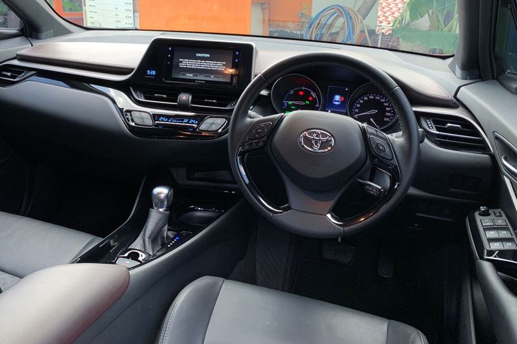 Test Drive Toyota C-HR Hybrid 2022