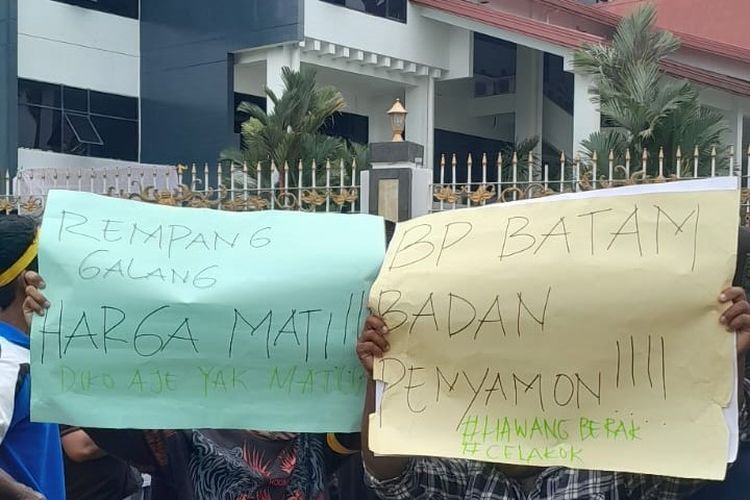 Aksi unjuk rasa atau demo yang dilakukan ribuan warga Melayu, mulai dari Kepulauan Riau (Kepri), Riau, Jambi, Kalimantan Barat maupun sejumlah daerah lainnya yang dilakukan di depan kantor BP Batam berakhir ricuh. Diduga kericuhan ini terjadi dikarenakan permintaan pendemo yang tidak diakomodir oleh pihak BP Batam.
