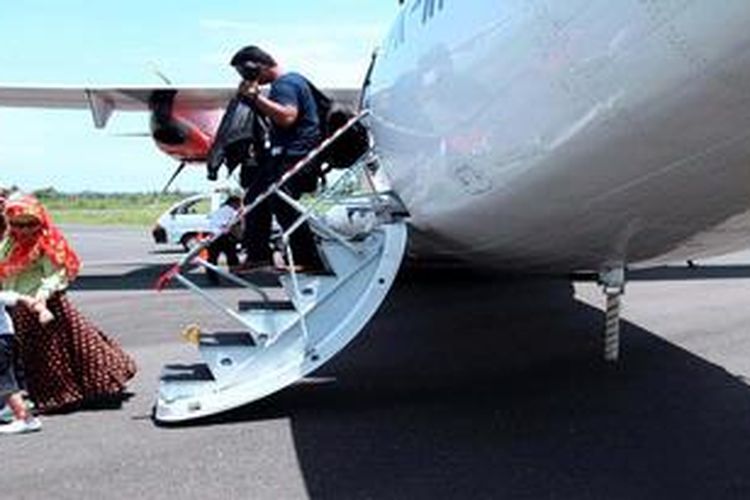 Penumpang turun dari pesawat sesampainya di Bandar Udara Blimbingsari, Banyuwangi, Jawa Timur, Jumat (16/11/2012). Jalur penerbangan dari dan ke Surabaya ini diharapkan menjadi pintu bagi  perkembangan dan kemajuan Banyuwangi. 

