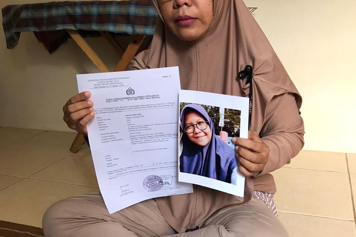 Foto Ibu dari ERS, Lilis Nurhayati (40), di Jalan Durian Raya, Pabuaran, Cimuning, Mustikajaya, Bekasi, Senin (24/2/2020).