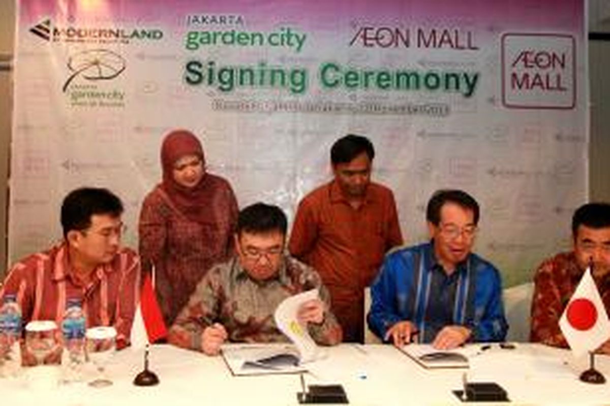 AEON Mall, pengembang dan operator pusat perbelanjaan terbesar di Jepang, akan membangun pusat perbelanjaan dan gaya hidup di  Jakarta Garden City yang dikembangkan PT Modernland Realty Tbk.  Penandatanganan kerja sama antara AEON Mall dan PT Modernland Realty Tbk. dilakukan pada Jumat (22/11) di Jakarta.  Tampak dalam  gambar (Kiri – Kanan) Direktur Pelaksana Pengembangan Perkotaan PT Modernland Realty Tbk. Andy K. Natanael, Presiden Direktur PT Modernland Realty Tbk. William Honoris, Presiden Direktur AEON Mall Indonesia Ryuma Okazaki, dan Presiden Direktur AEON Indonesia Toyofumi Kashi saat melakukan penandatanganan kerjasama. 