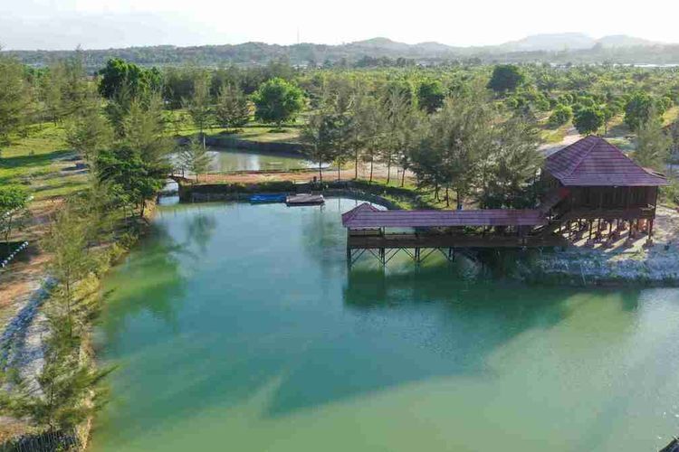 Rumah panggung dengan latar danau bekas kolom tambang, di Kampoeng Reklamasi Air Jangkang di Bangka, Kepulauan Bangka Belitung.