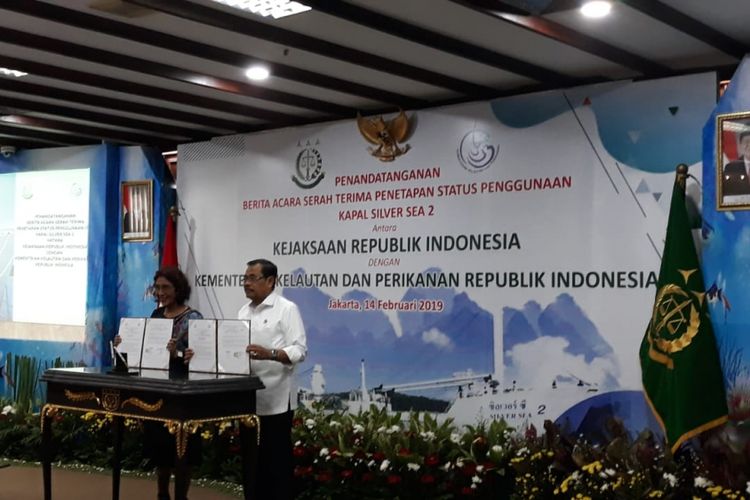 Penyerahan kapal Silver Sea 2 ditandatangani langsung oleh Jaksa Agung HM Prasetyo dan Menteri Kelautan dan Perikanan Susi Pudjiastuti, di Kompleks Kejaksaan Agung, Jakarta Selatan, Kamis (14/2/2019). 