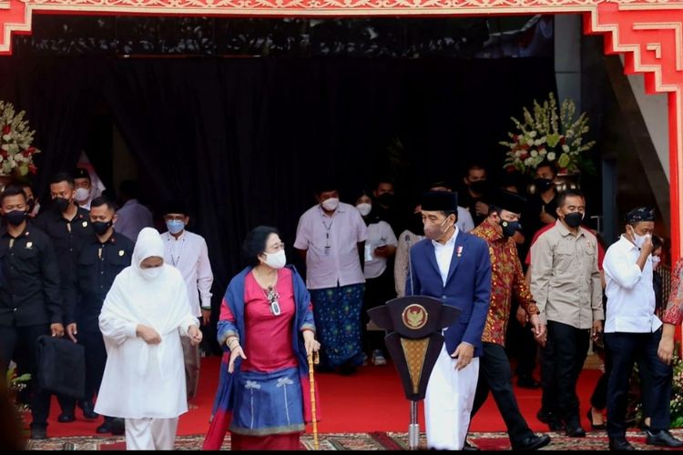 Presiden Joko Widodo, Ibu Negara Iriana Joko Widodo dan Presiden ke-5 RI Megawati Soekarnoputri saat hadir di peresmian Masjid At Taufik di Lenteng Agung, Jakarta Selatan, Rabu (8/6/2022).