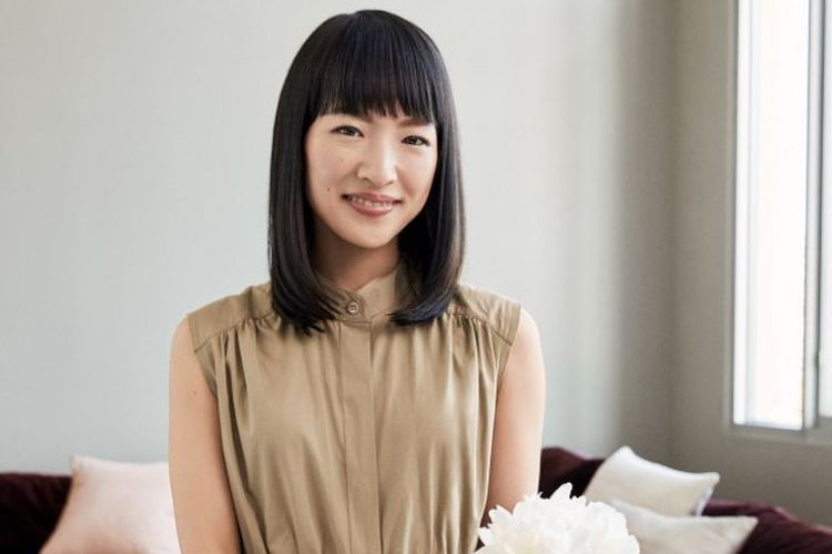 Merangkai bunga menjadi salah satu aktivitas harian Marie Kondo.