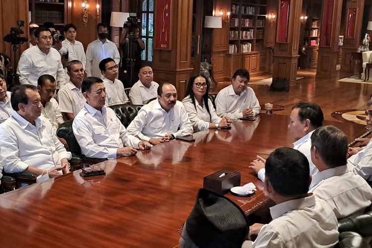 Ketua Umum Partai Gerindra Prabowo Subianto bertemu dengan Ketua Wantimpres Wiranto di kediamannya, Hambalang, Jawa Barat, Senin (1/5/2023). 