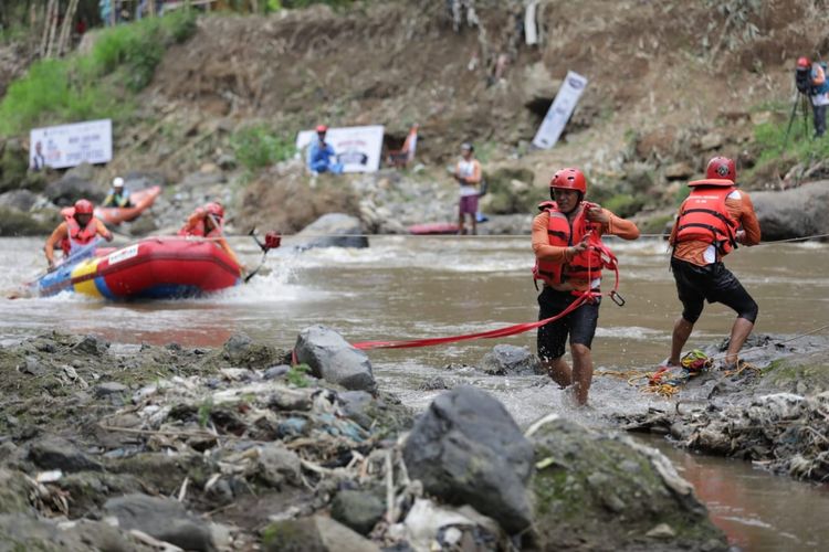 Jabar Quick Response (JQR) menggelar kompetisi JQR River Rescue Challenge (JRRC) Piala Gubernur Jabar 2022 pada 29 September sampai 2 Oktober 2022 di Sungai Cimanuk, Kampung Patrol, Desa Dangdeur, Kabupaten Garut.
