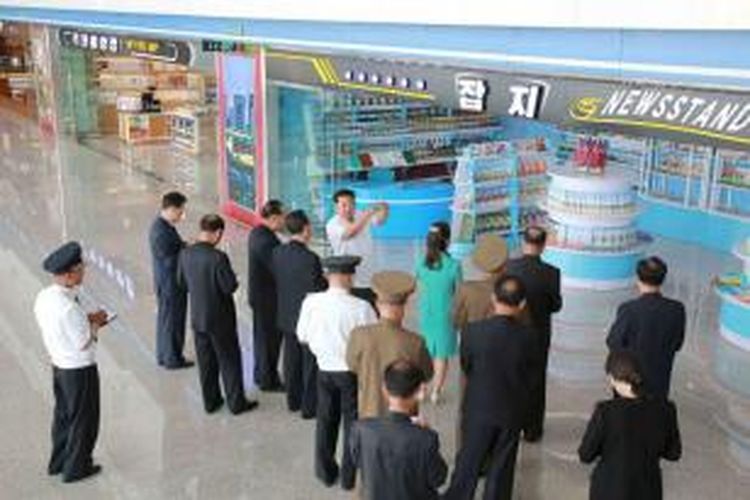 Dalam foto yang dirilis kantor berita KCNA pada 25 Juni lalu, pemimpin Korea Utara Kim Jong Un  yang didampingi istri meninjau bandara baru Pyongyang.