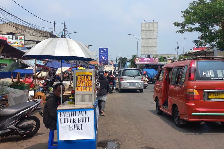 Salah satu jasa penukaran uang yang muncul saat Lebaran