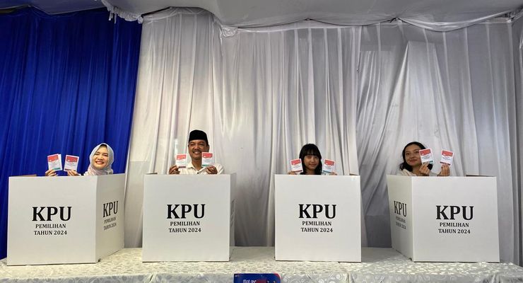 Momen Yoyok Nyoblos di TPS 01 Wonotingal Semarang, Lakukan Ritual dan Sapa Warga