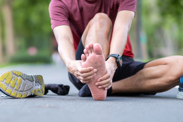 Mengurangi rasa nyeri adalah salah satu manfaat merendam kaki dengan air es setelah olahraga.