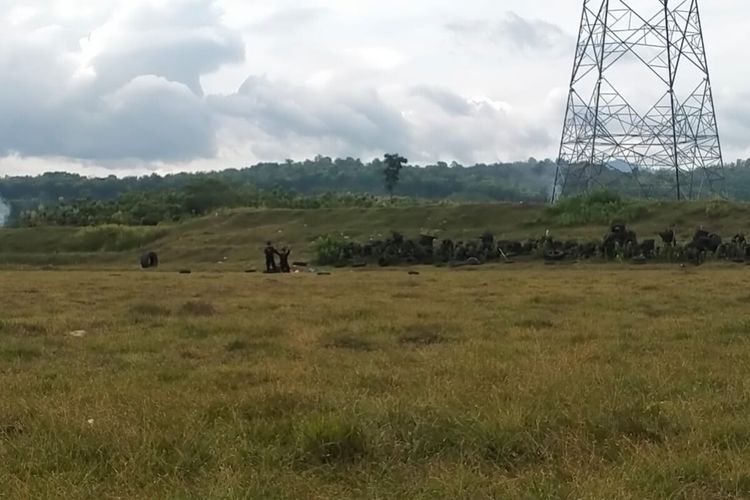 Detasemen Gegana Sat Brimob Polda Jateng mendisposal atau meledakkan sebuah mortir sisa peninggalan perang di lapangan tembak Kecamatan Trucuk, Klaten, Jawa Tengah, Rabu (25/1/2023).