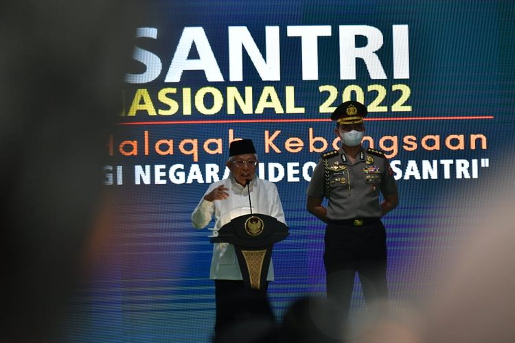 Wakil Presiden Ma'ruf Amin menyampaikan sambutan dalam acara peringatan Hari Santri Nasional tahun 2022 di Kantor Kemenko Polhukam, Jakarta, Jumat (21/10/2022).