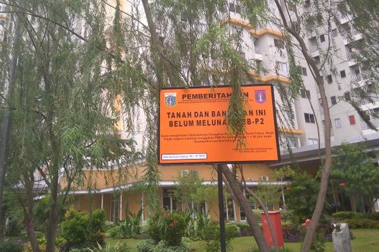 Plang penunggak pajak yang dipasang di Apartemen Pakubuwoni Terrace, Jakarta Selatan, Rabu (7/12/2016).