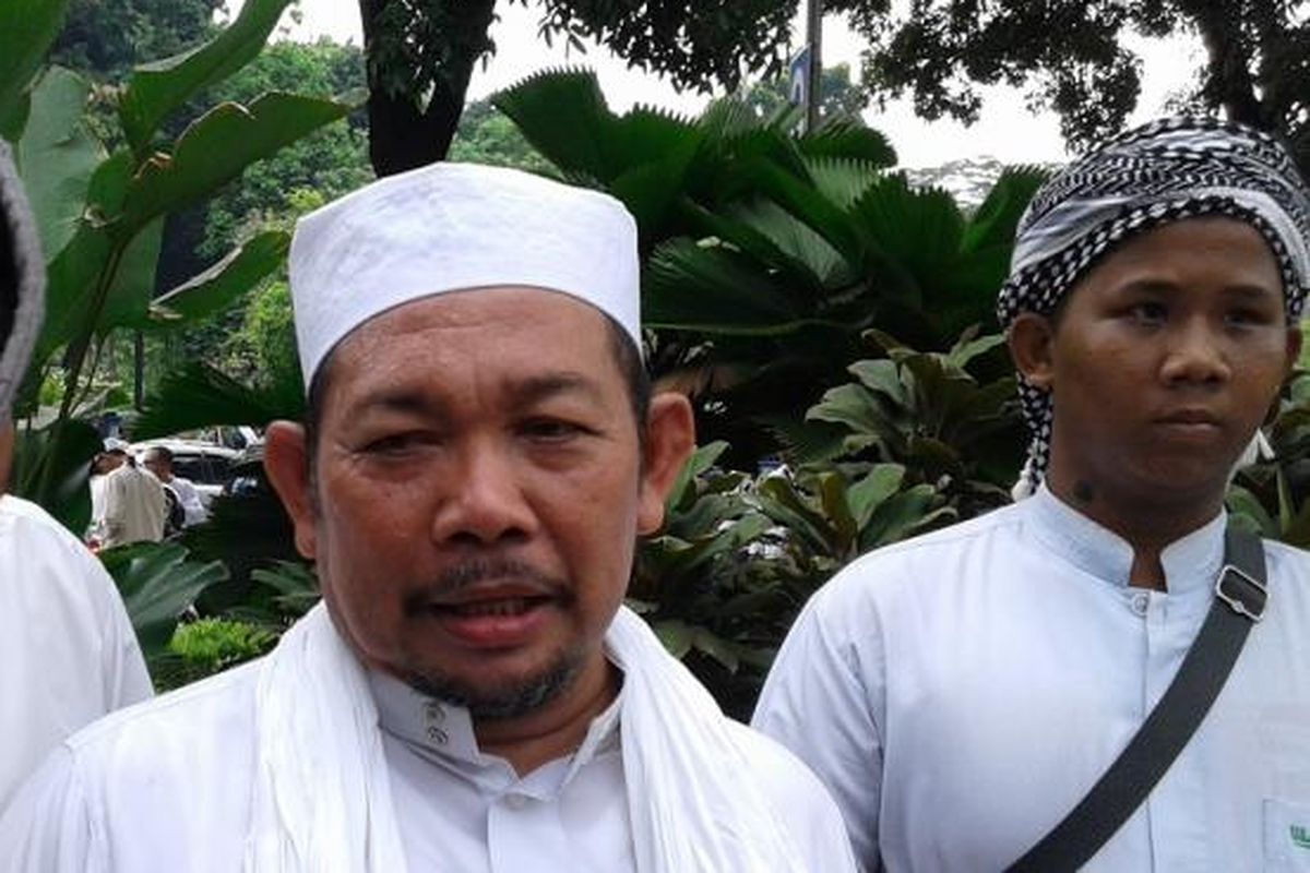Fahrurrozi Ishaq, anggota Forum Umat Islam (FUI) dan Ketua Gerakan Masyarakat Jakarta (GMJ) yang disebut tiga kali oleh Imam Besar Front Pembela Islam (FPI) Rizieq Shihab akan dijadikan gubernur tandingan melawan Basuki Tjahaja Purnama, di depan Balaikota, Senin (10/11/2014).