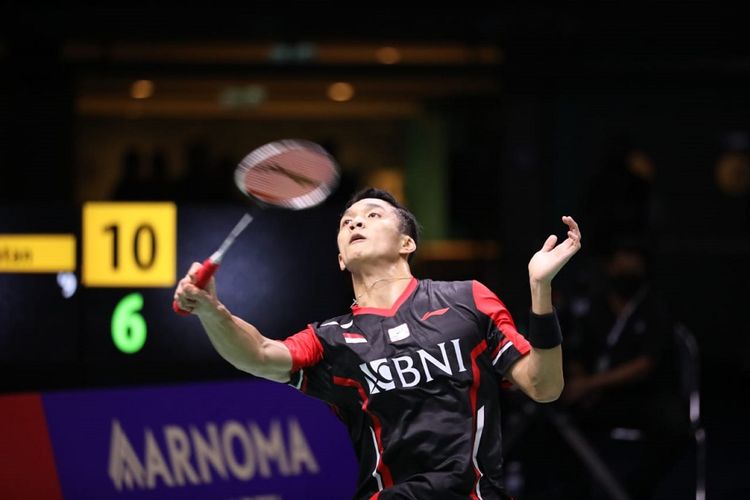 Tunggal putra Indonesia Jonatan Christie saat berjuang melawan Li Shi Feng pada perempat final Piala Thomas 2022 kontra China di Impact Arena, Bangkok, Thailand, Kamis (12/5/2022) malam WIB.