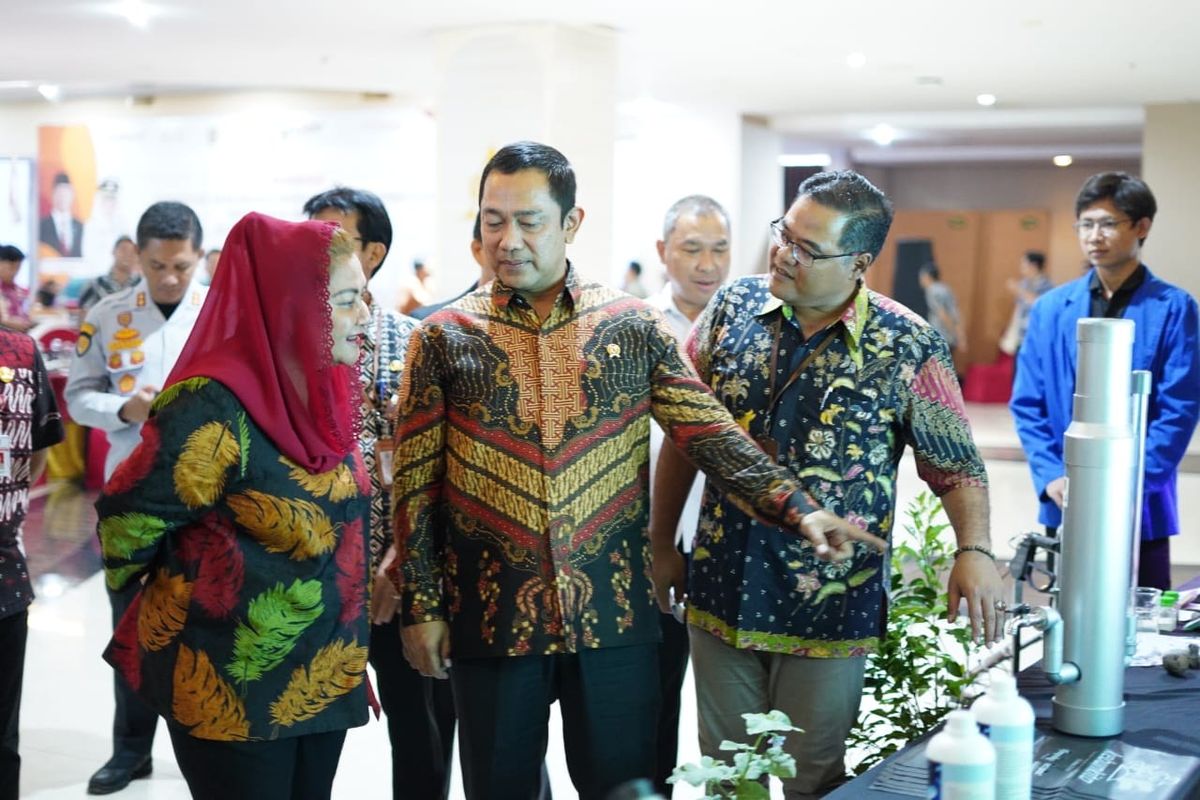 Kepala Lembaga Kebijakan Pengadaan Barang/Jasa Pemerintah (LKPP) Hendrar Prihadi bersama Wali Kota (Walkot) Semarang Hevearita Gunaryanti Rahayu usai mengikuti Seminar Sinergitas Tata Kelola Sebagai Early Warning System Pengadaan Barang dan Jasa di Kota Semarang, Selasa (2/7/2024). 
