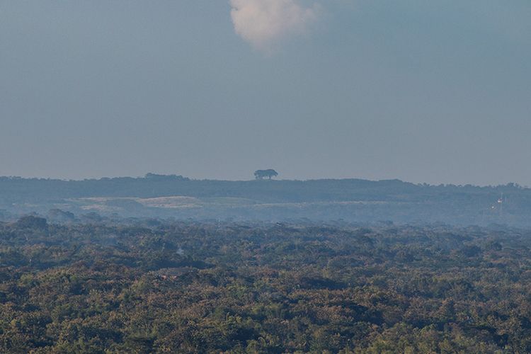 Jati Unggul dilihat dari Bukit Widodaren di Kabupaten Wonogiri yang berjarak sekitar 25 kilometer.