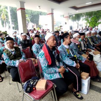 Sebanyak 107 jemaah haji asal Kota Blitar, Jawa Timur, tiba di Kantor Wali Kota Blitar untuk upacara penyambutan kedatang jemaah haji yang berangkat dalam kloter ke-8 tersebut, Jumat (7/7/2023)