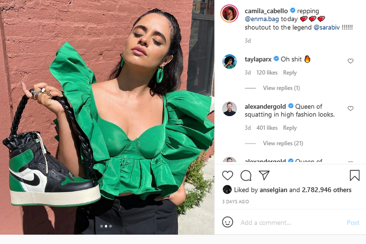 Camila Cabello memadukan penampilannya dengan tas tangan yang didesain agar terlihat seperti sneaker Air Jordan Retro 1