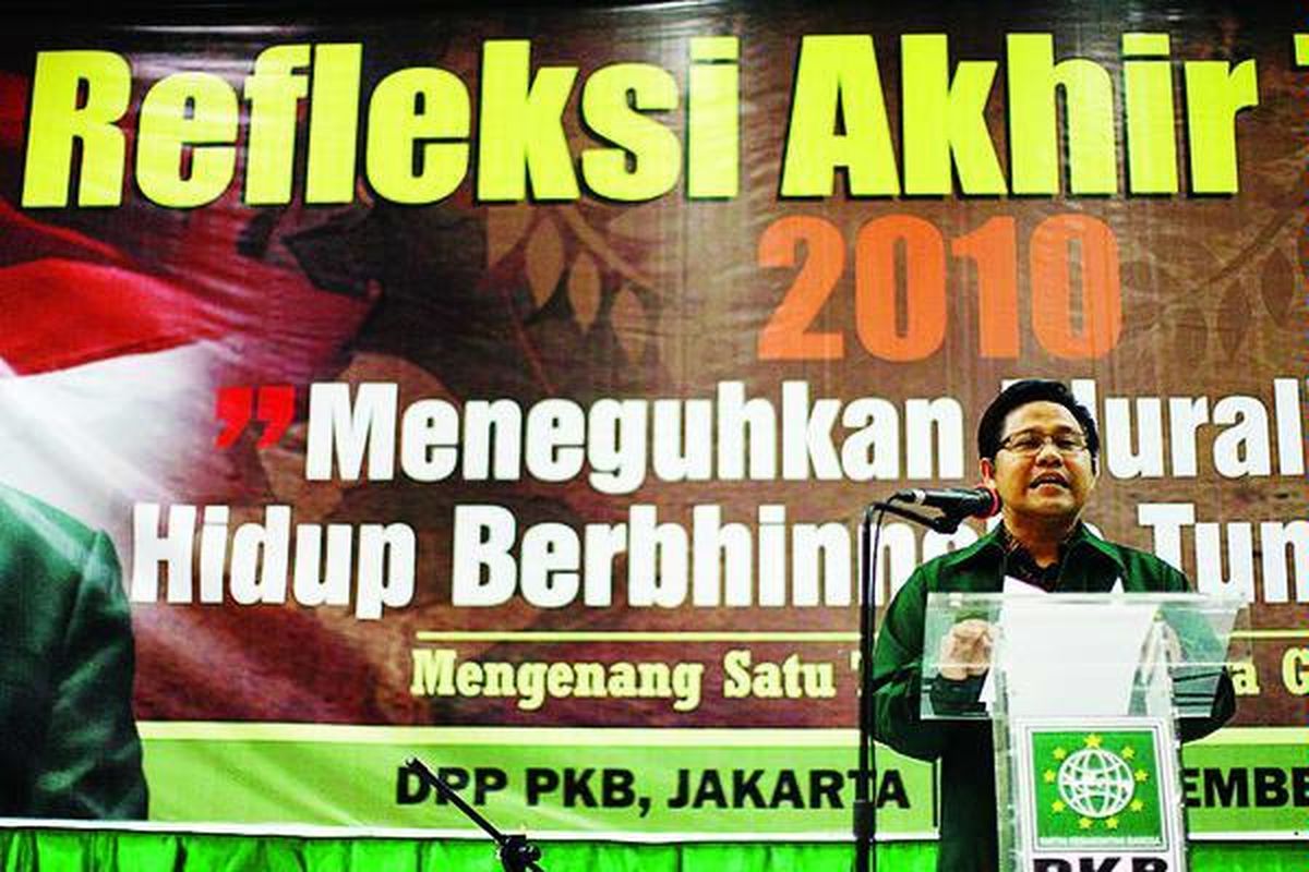 Ketua Umum Partai Kebangkitan Bangsa (PKB) Muhaimin Iskandar berpidato pada acara Refleksi Akhir Tahun 2010 di Gedung DPP PKB, Jalan Raden Saleh, Jakarta, Selasa (28/12) malam. Acara tersebut sekaligus memperingati satu tahun meninggalnya KH Abdurrahman Wahid, pendiri PKB.