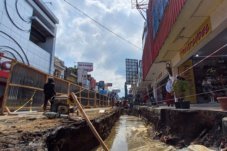 Lubang menganga galian proyek Malioboro-nya Tasikmalaya menghalangi akses keluar masuk kendaraan ke pertokoan diprotes para pedagang dan tukang parkir di Jalan HZ Mustofa Kota Tasikmalaya, Selasa (19/7/2022).