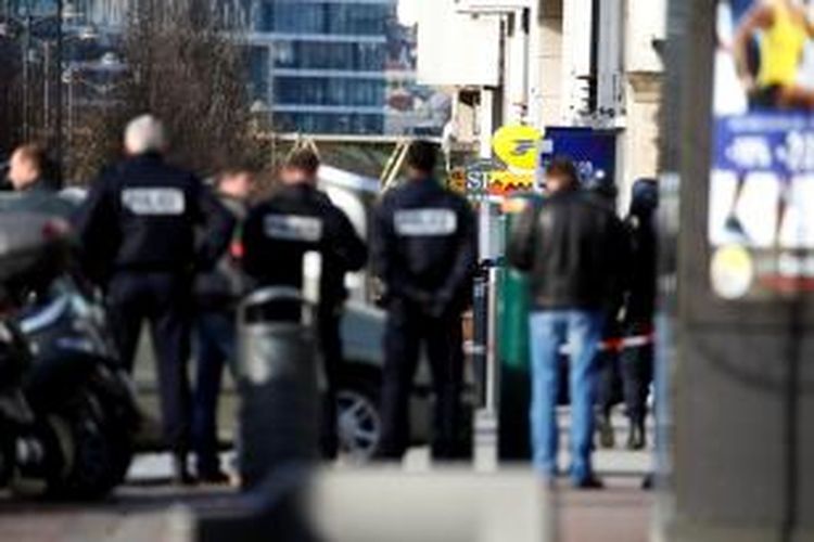 Sejumlah anggota kepolisian Perancis berjaga di dekat sebuah kantor pos yang diduduki seorang pria bersenjata yang memiliki dua orang sandera, Jumat (16/1/2015), di pinggiran kota Paris.