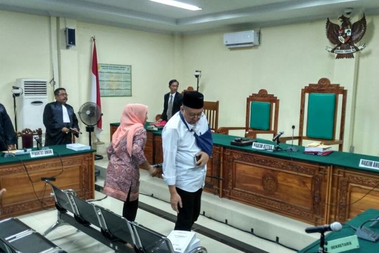 Ridwan Mukti dan istri memasuki ruangan sidang di Pengadilan Tipikor, Bengkulu.