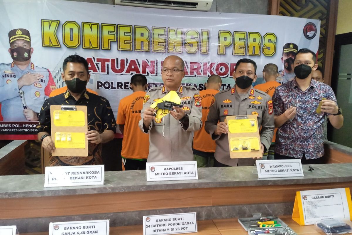 Kapolres Metro Bekasi Kota Kombes Hengki (kedua dari kiri) saat melakukan konferensi pers terkait kasus peredaran narkoba jenis sabu. Selain menangkap dua tersangka yakni ZK dan AA, polisi turut mengamankan sejumlah barang bukti lain salah satunya adalah sepucuk senjata api rakitan jenis pistol dari tangan tersangka AA.