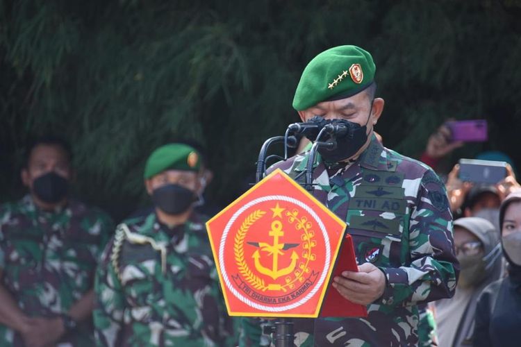 Kepala Staf TNI Angkatan Darat Jenderal (TNI) Dudung Abdurachmanmemimpin upacara pemakaman Sertu Anumerta Mochamad Rizal Maulana Arifin di Taman Makam Pahlawan (TMP) Cikutra, Bandung, Sabtu (29/1/2022). 