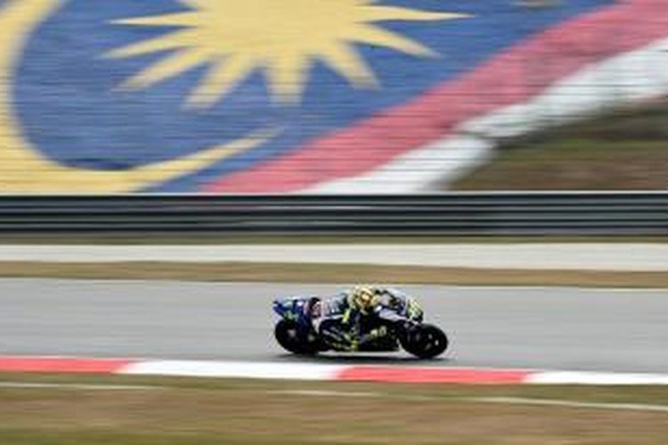 Valentino Rossi memacu motornya pada MotoGP Malaysia berakhir, Minggu (25/10/2015).