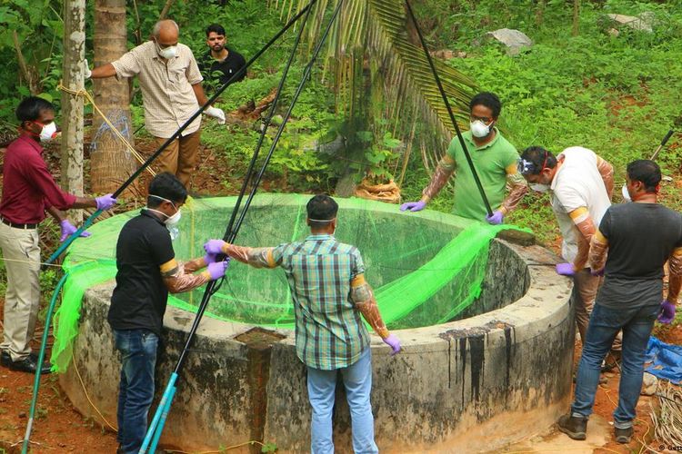 Sumur tempat bangkai kelelawar ditemukan di negara bagian Kerala, India.