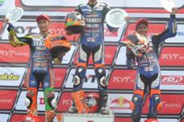 Pebalap Yamaha Indonesia, Sigit Pujo Harjono (tengah) merayakan kemenangan pada kelas 125cc Indoprix Seri Ketiga di Sentul, Minggu (10/8/2014).